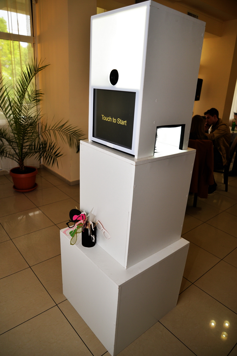 Ultima fiţă în materie de nunţi – închirierea unei cabine foto