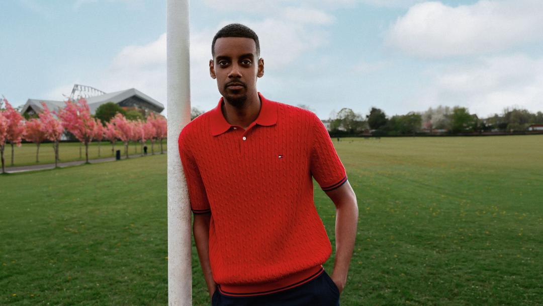 Tommy Hilfiger și Liverpool FC aduc stilul prep într-o vară emblematică a fotbalului